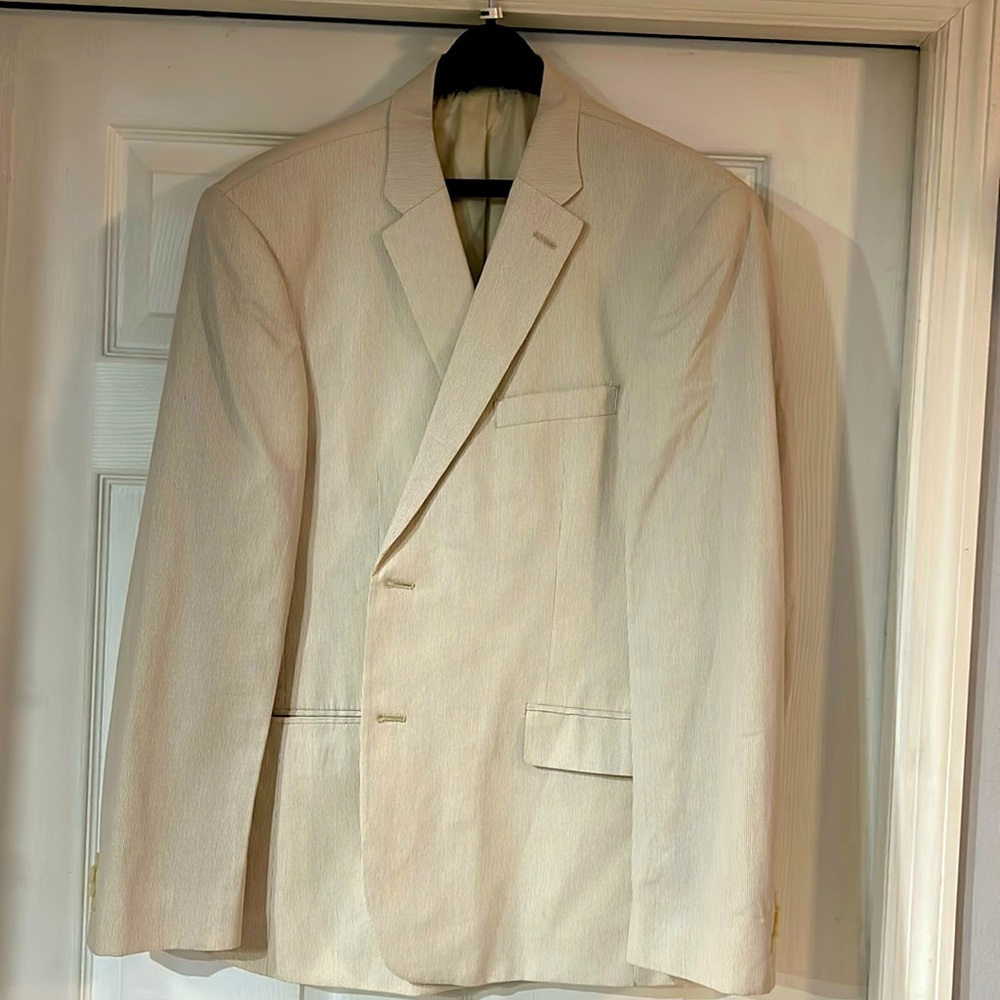 Men’s Tommy Hilfiger size S42 tan seer sucker sport coat 100% cotton.